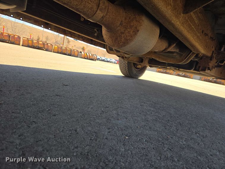 image for item ES2970 2004 Ford F350 Super Duty Crew Cab pickup truck