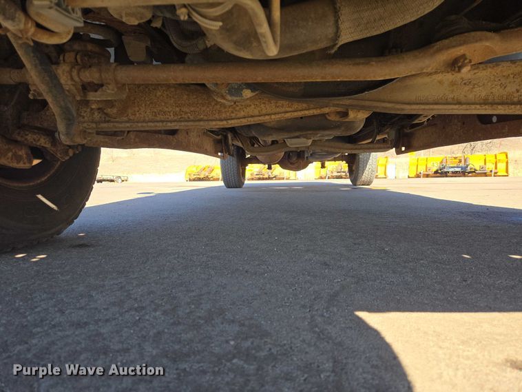 image for item ES2970 2004 Ford F350 Super Duty Crew Cab pickup truck