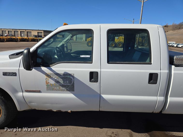 image for item ES2970 2004 Ford F350 Super Duty Crew Cab pickup truck