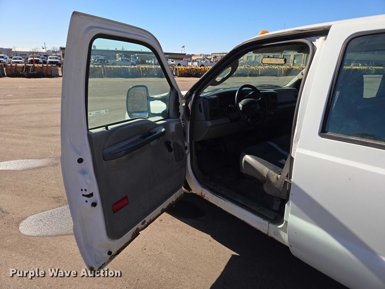 image for item ES2970 2004 Ford F350 Super Duty Crew Cab pickup truck