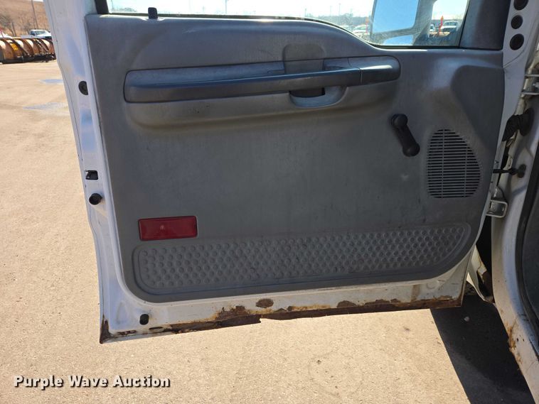 image for item ES2970 2004 Ford F350 Super Duty Crew Cab pickup truck