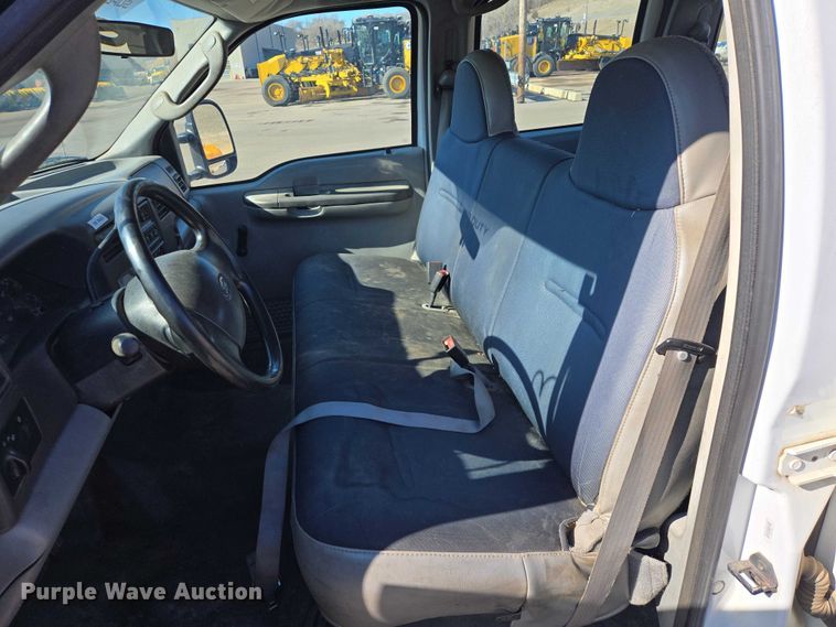 image for item ES2970 2004 Ford F350 Super Duty Crew Cab pickup truck