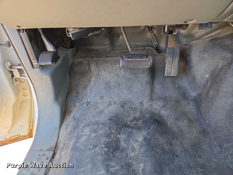 image for item ES2970 2004 Ford F350 Super Duty Crew Cab pickup truck