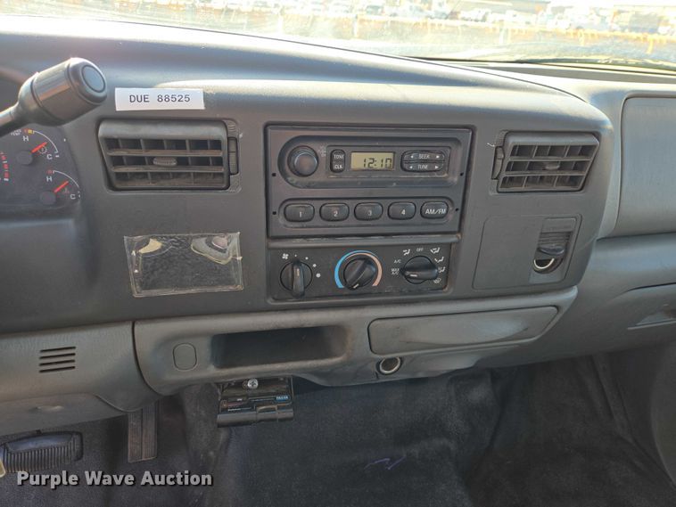 image for item ES2970 2004 Ford F350 Super Duty Crew Cab pickup truck