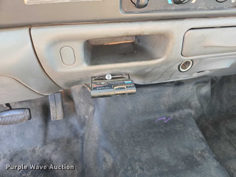 image for item ES2970 2004 Ford F350 Super Duty Crew Cab pickup truck