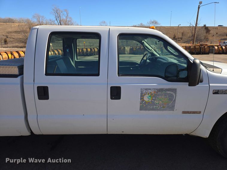 image for item ES2970 2004 Ford F350 Super Duty Crew Cab pickup truck