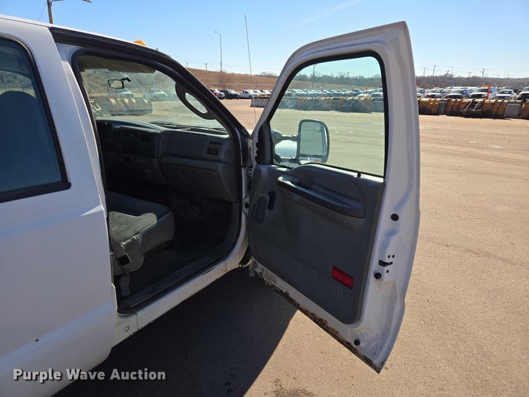 image for item ES2970 2004 Ford F350 Super Duty Crew Cab pickup truck