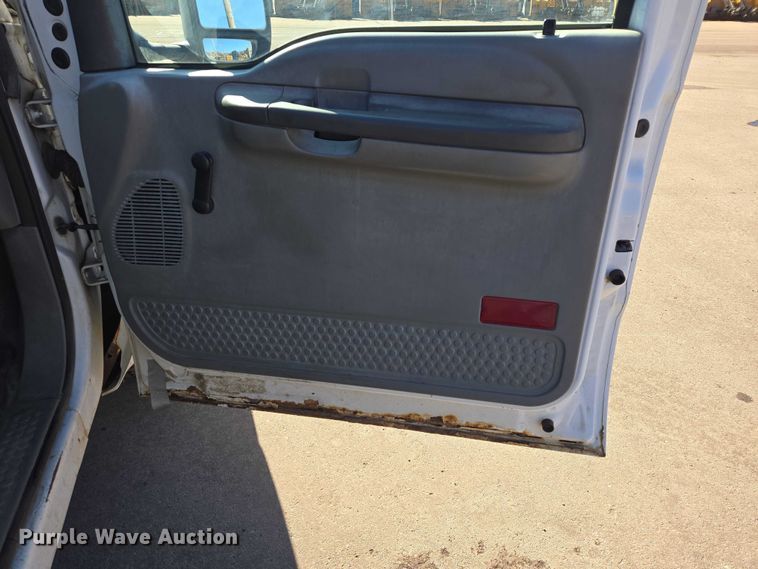 image for item ES2970 2004 Ford F350 Super Duty Crew Cab pickup truck