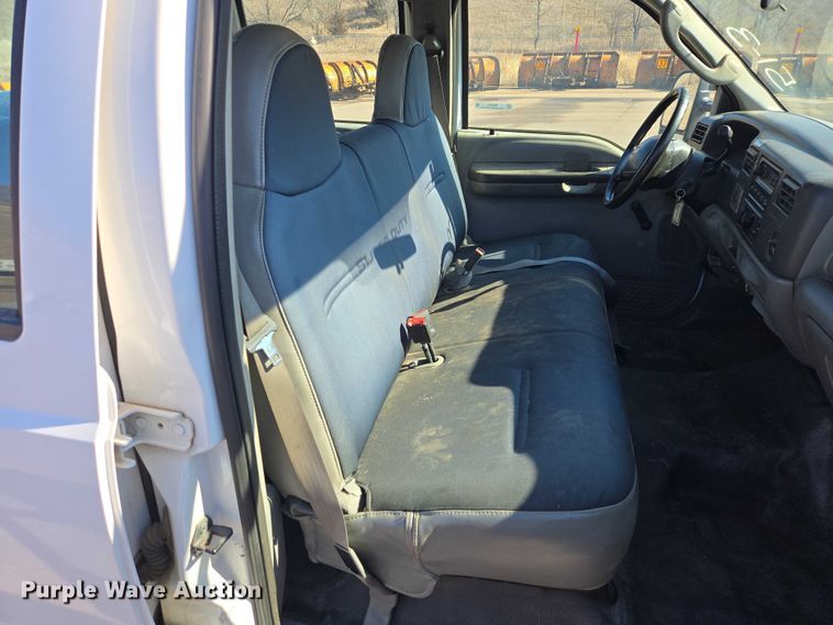 image for item ES2970 2004 Ford F350 Super Duty Crew Cab pickup truck