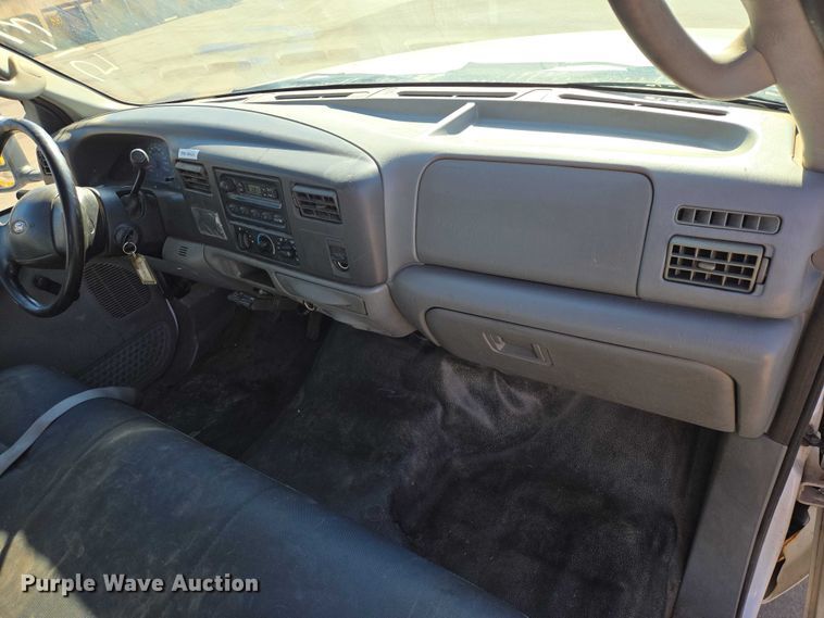 image for item ES2970 2004 Ford F350 Super Duty Crew Cab pickup truck