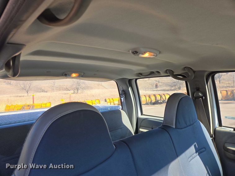 image for item ES2970 2004 Ford F350 Super Duty Crew Cab pickup truck