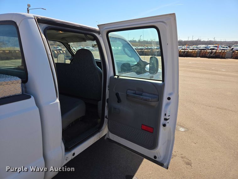 image for item ES2970 2004 Ford F350 Super Duty Crew Cab pickup truck