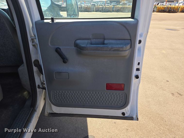 image for item ES2970 2004 Ford F350 Super Duty Crew Cab pickup truck