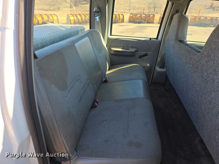 image for item ES2970 2004 Ford F350 Super Duty Crew Cab pickup truck