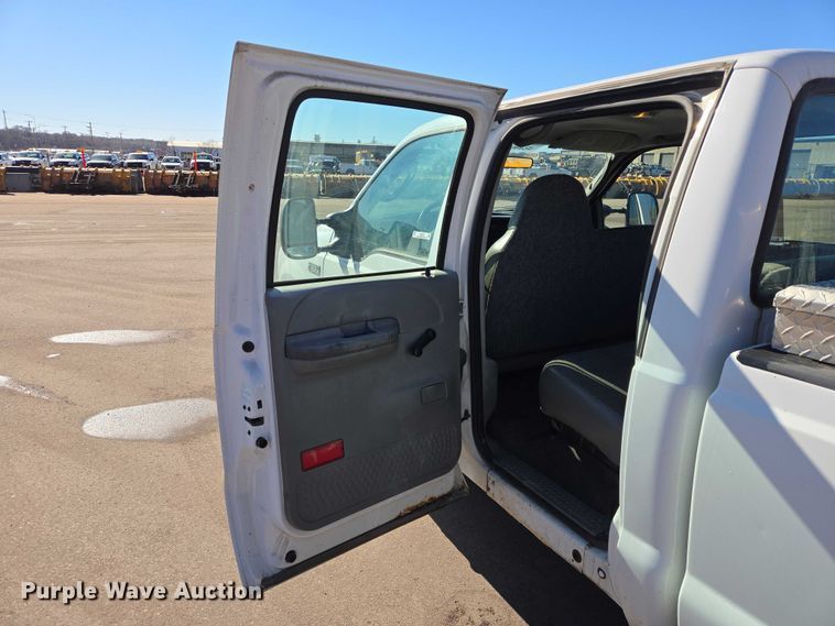 image for item ES2970 2004 Ford F350 Super Duty Crew Cab pickup truck