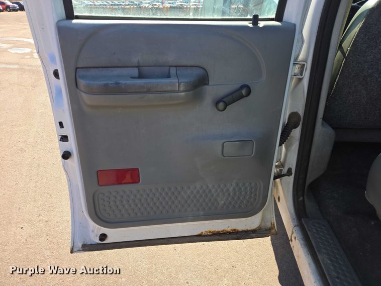 image for item ES2970 2004 Ford F350 Super Duty Crew Cab pickup truck