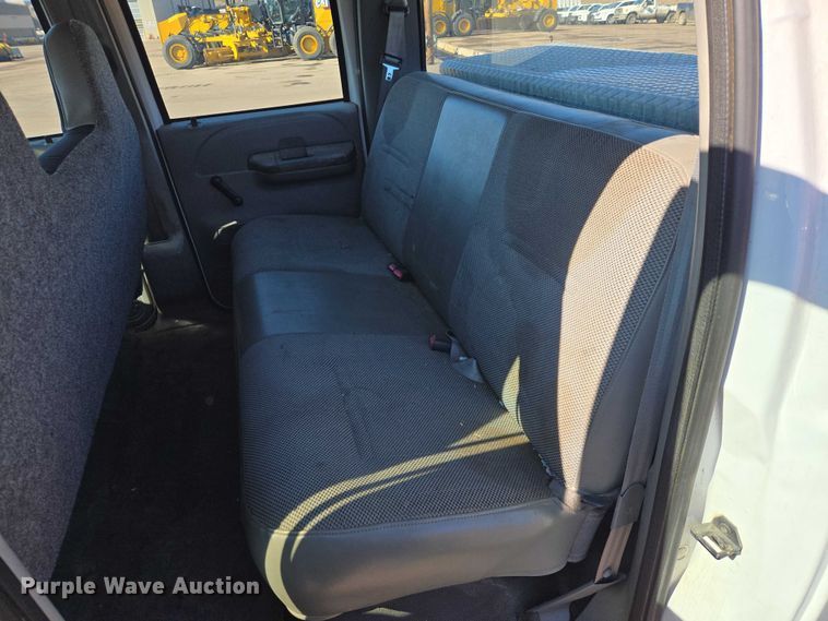 image for item ES2970 2004 Ford F350 Super Duty Crew Cab pickup truck