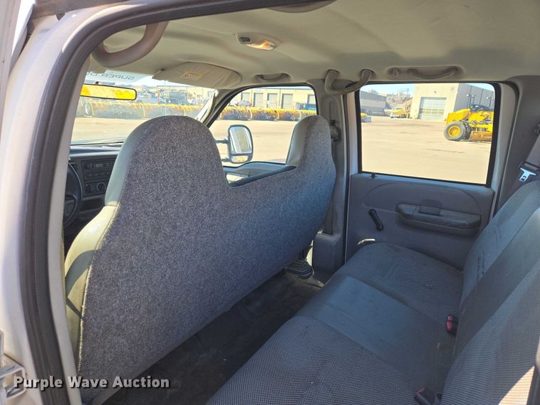 image for item ES2970 2004 Ford F350 Super Duty Crew Cab pickup truck