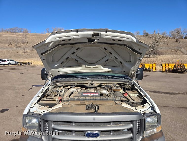 image for item ES2970 2004 Ford F350 Super Duty Crew Cab pickup truck