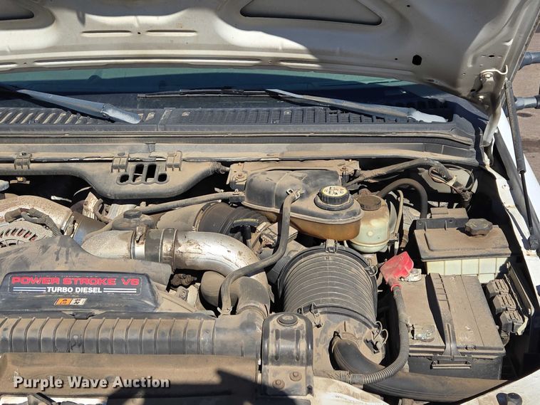 image for item ES2970 2004 Ford F350 Super Duty Crew Cab pickup truck