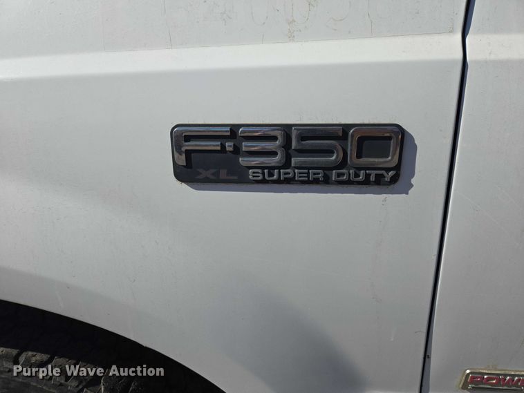 image for item ES2970 2004 Ford F350 Super Duty Crew Cab pickup truck
