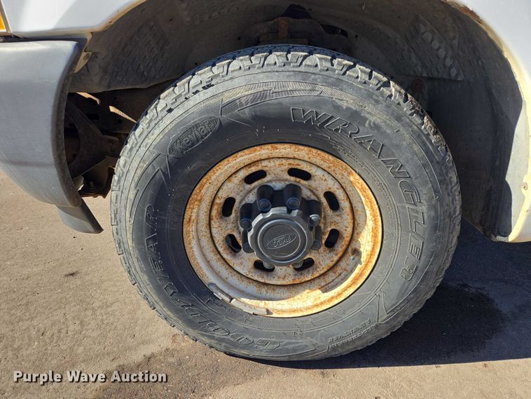 image for item ES2970 2004 Ford F350 Super Duty Crew Cab pickup truck