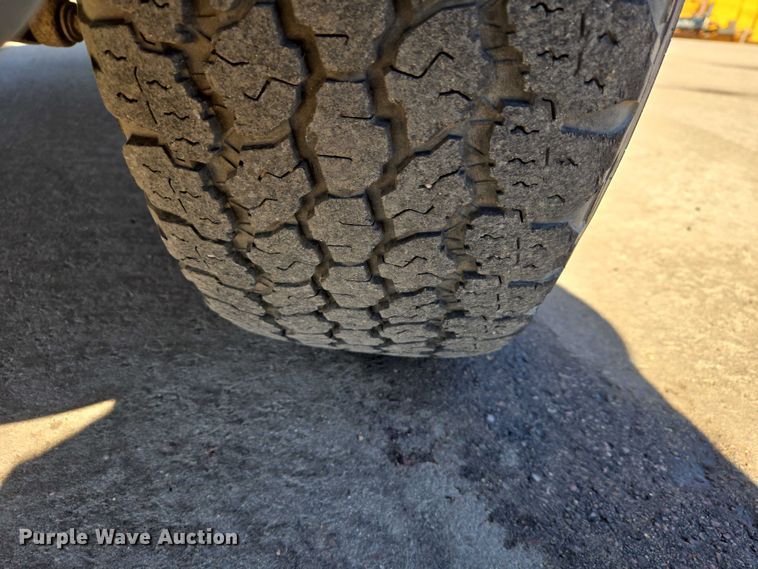 image for item ES2970 2004 Ford F350 Super Duty Crew Cab pickup truck