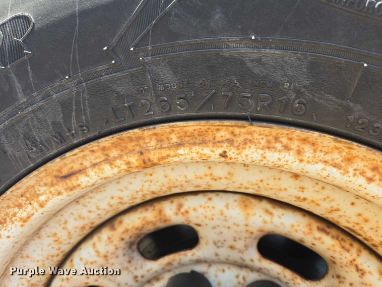 image for item ES2970 2004 Ford F350 Super Duty Crew Cab pickup truck