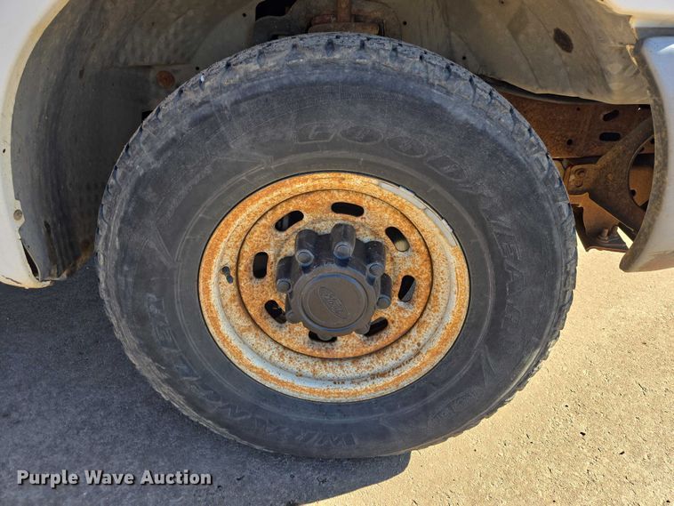 image for item ES2970 2004 Ford F350 Super Duty Crew Cab pickup truck