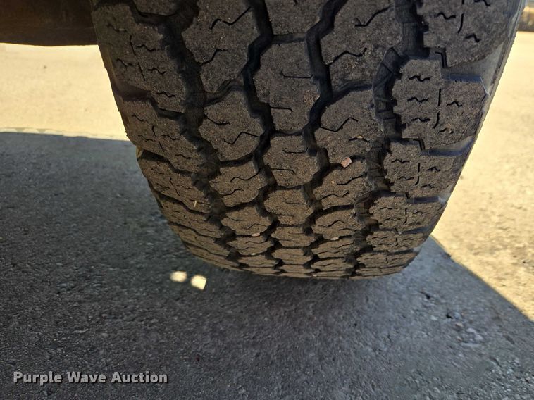 image for item ES2970 2004 Ford F350 Super Duty Crew Cab pickup truck