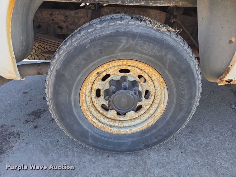 image for item ES2970 2004 Ford F350 Super Duty Crew Cab pickup truck