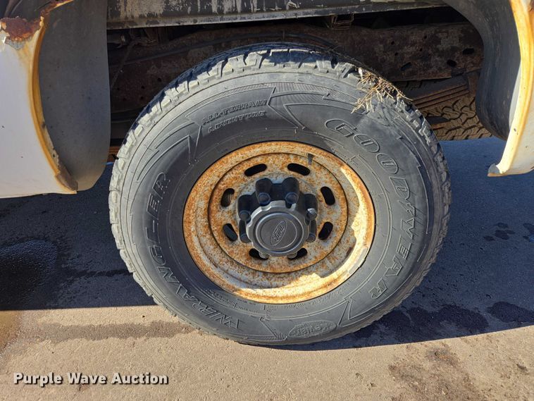 image for item ES2970 2004 Ford F350 Super Duty Crew Cab pickup truck