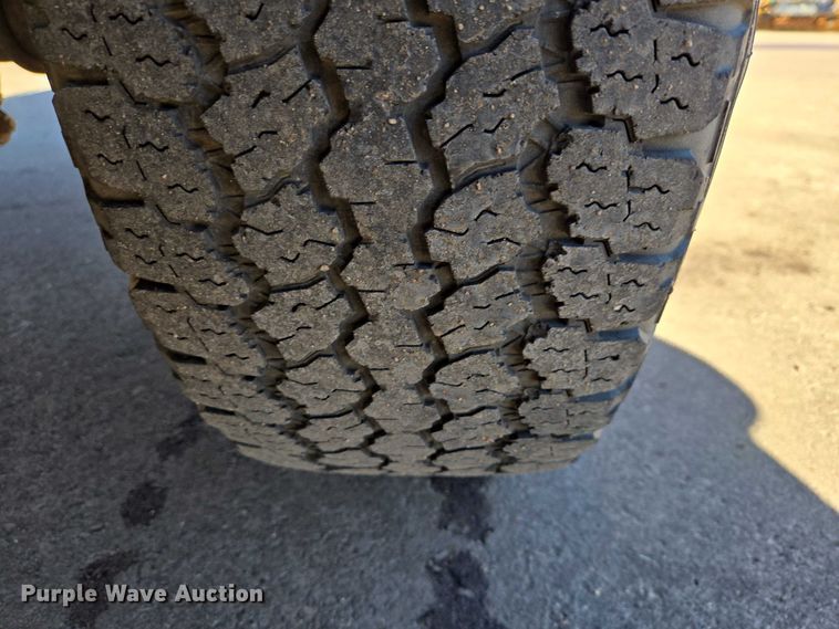 image for item ES2970 2004 Ford F350 Super Duty Crew Cab pickup truck