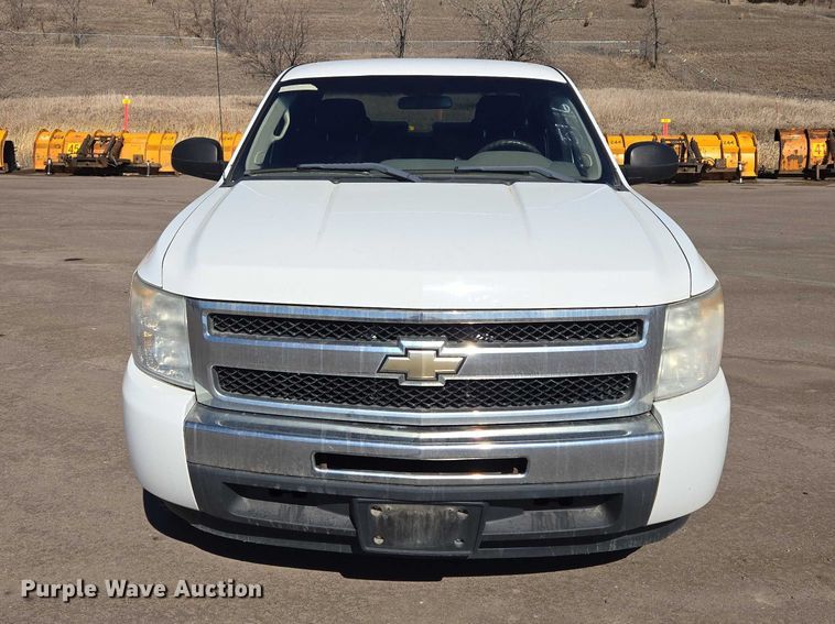 image for item ES2978 2011 Chevrolet Silverado 1500 Ext. Cab pickup truck