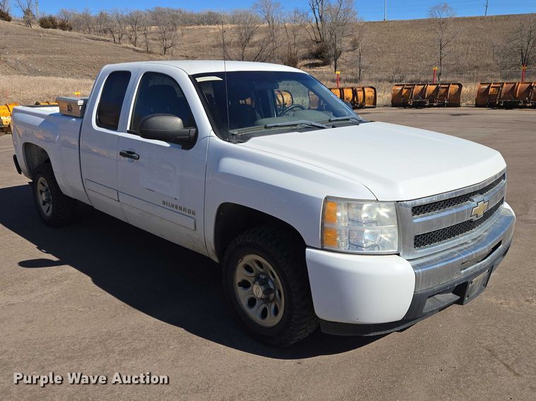image for item ES2978 2011 Chevrolet Silverado 1500 Ext. Cab pickup truck