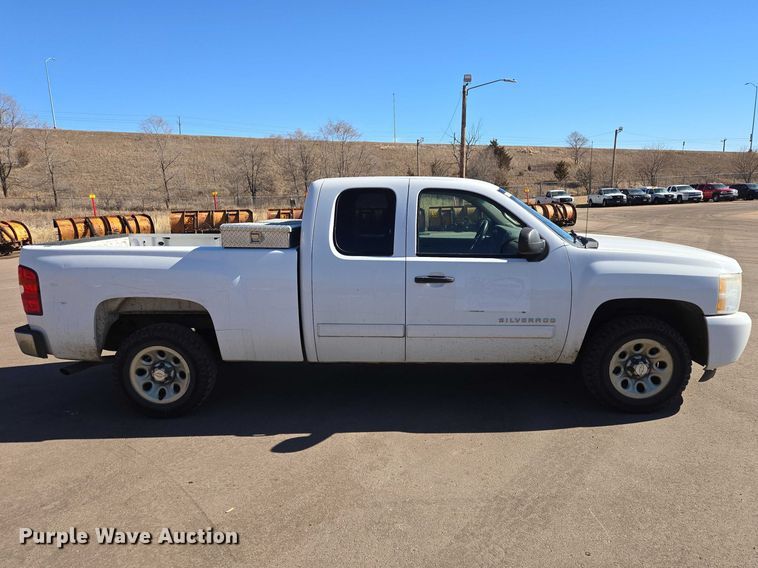 image for item ES2978 2011 Chevrolet Silverado 1500 Ext. Cab pickup truck