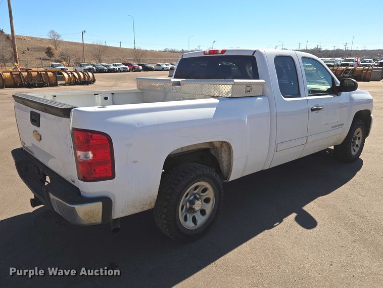 image for item ES2978 2011 Chevrolet Silverado 1500 Ext. Cab pickup truck
