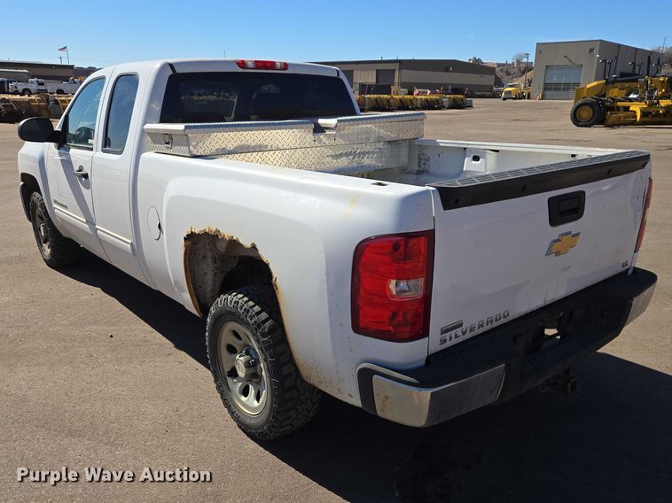 image for item ES2978 2011 Chevrolet Silverado 1500 Ext. Cab pickup truck