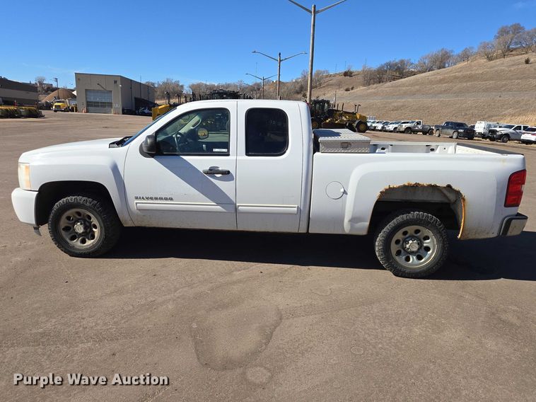 image for item ES2978 2011 Chevrolet Silverado 1500 Ext. Cab pickup truck