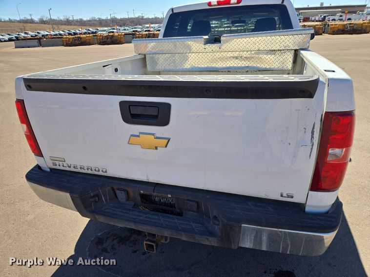 image for item ES2978 2011 Chevrolet Silverado 1500 Ext. Cab pickup truck