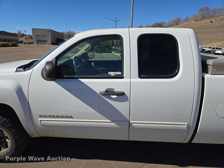 image for item ES2978 2011 Chevrolet Silverado 1500 Ext. Cab pickup truck