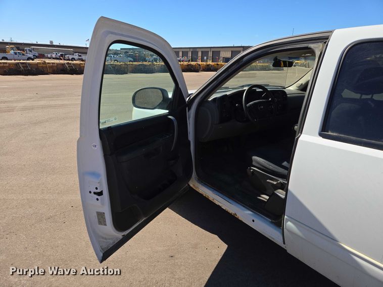 image for item ES2978 2011 Chevrolet Silverado 1500 Ext. Cab pickup truck