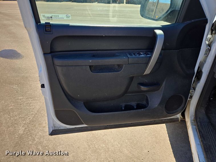 image for item ES2978 2011 Chevrolet Silverado 1500 Ext. Cab pickup truck