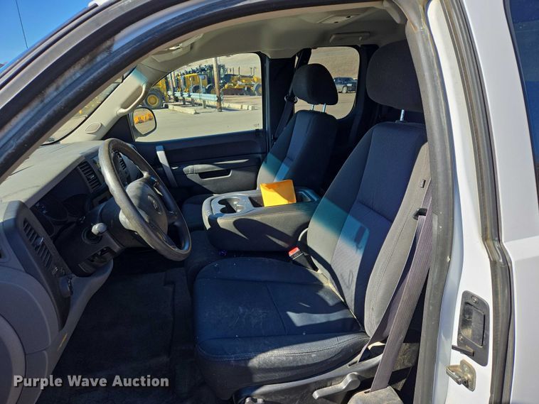 image for item ES2978 2011 Chevrolet Silverado 1500 Ext. Cab pickup truck