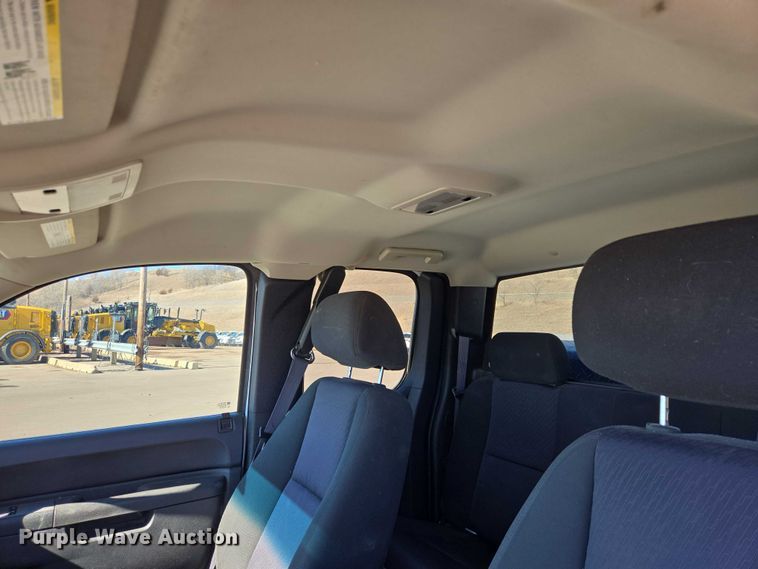 image for item ES2978 2011 Chevrolet Silverado 1500 Ext. Cab pickup truck