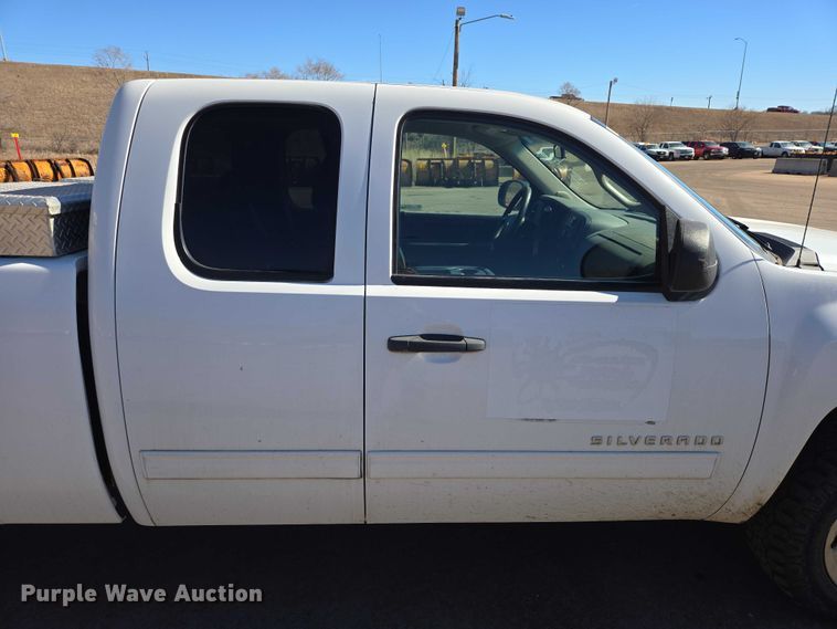 image for item ES2978 2011 Chevrolet Silverado 1500 Ext. Cab pickup truck