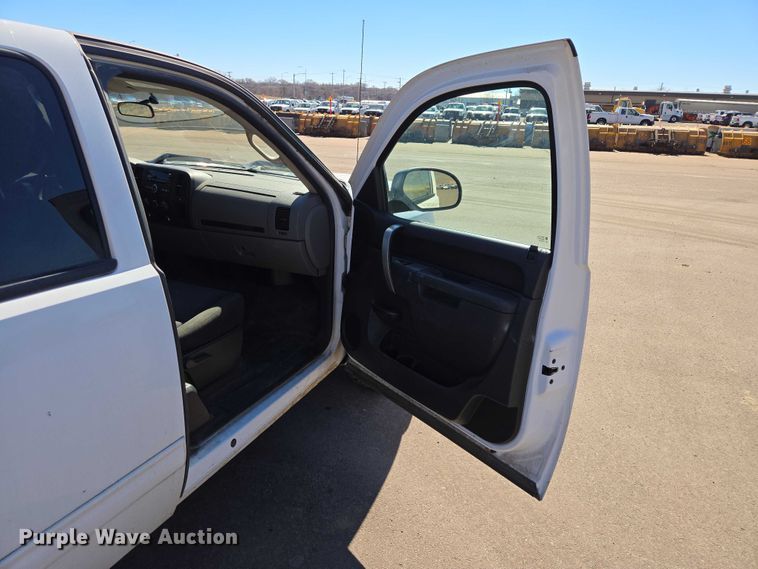 image for item ES2978 2011 Chevrolet Silverado 1500 Ext. Cab pickup truck