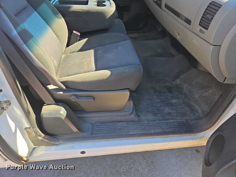 image for item ES2978 2011 Chevrolet Silverado 1500 Ext. Cab pickup truck