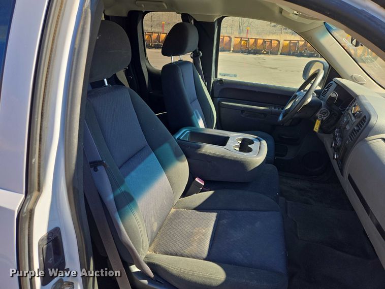 image for item ES2978 2011 Chevrolet Silverado 1500 Ext. Cab pickup truck