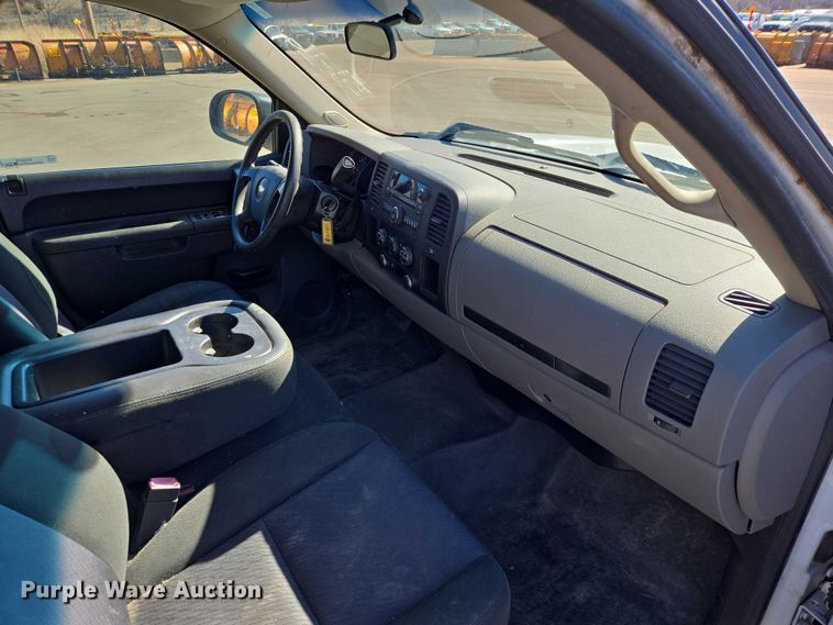 image for item ES2978 2011 Chevrolet Silverado 1500 Ext. Cab pickup truck